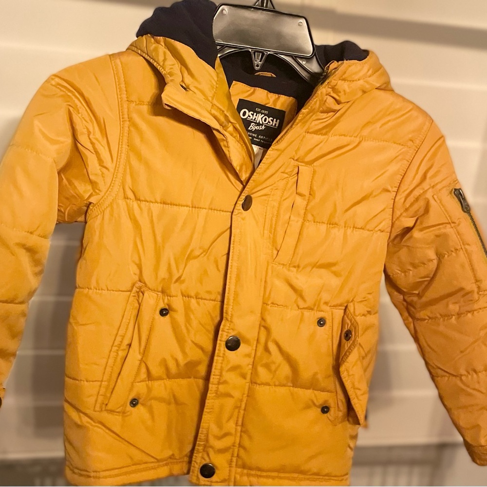 Boys yellow jacket. Has been worn. In good conditions. Size 6